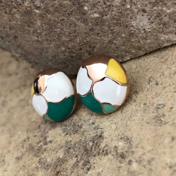 Round stud earrings. Revive modern-day glamour! - Picture 2 of 5